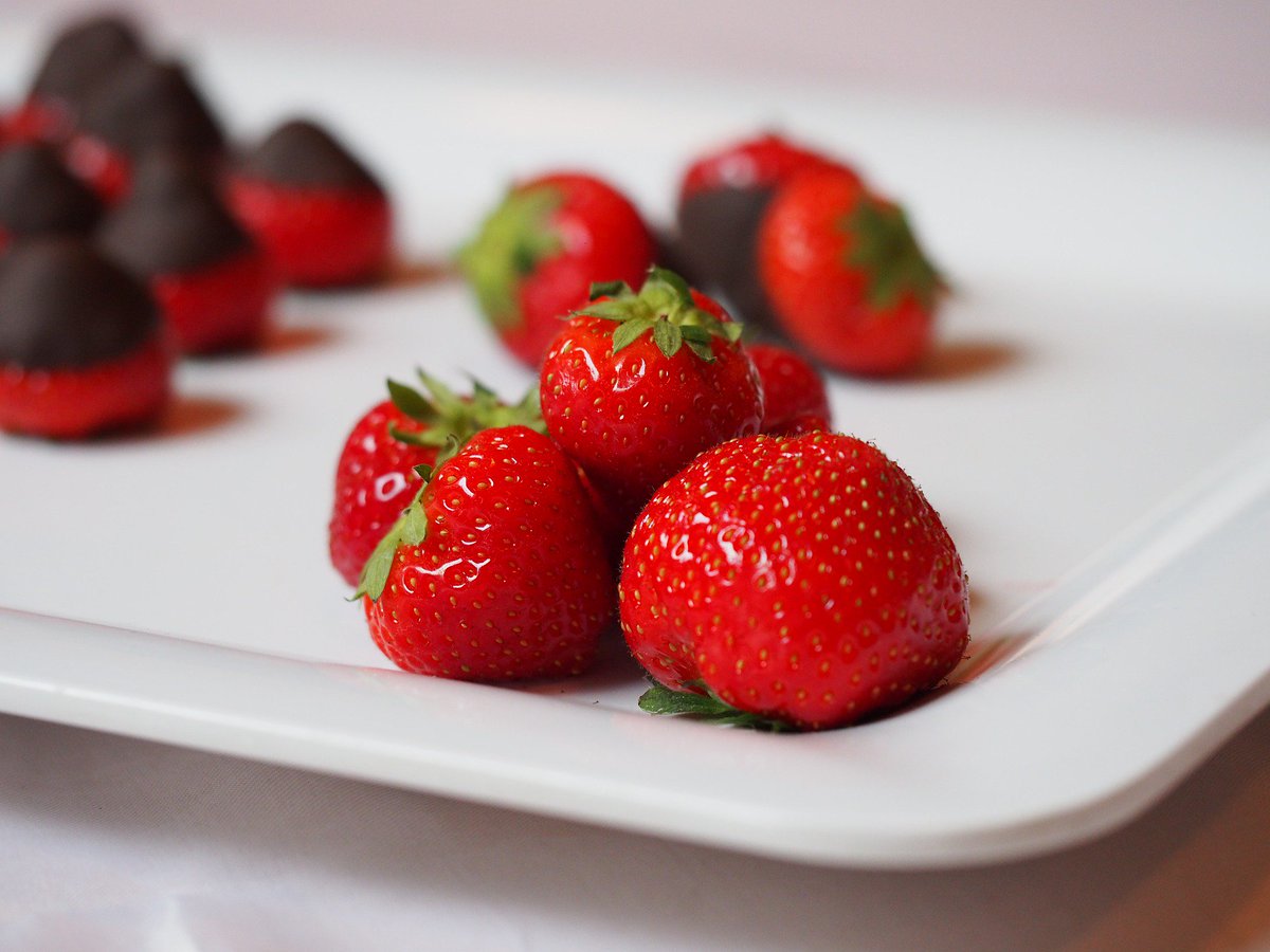 MONATOfficial's tweet image. Berries are loaded with compounds like antioxidants and vitamins that may promote hair growth. 
🍓Strawberries are rich in vitamin C, which aids collagen production and iron absorption, two factors which may promote hair growth. Chocolate covered strawberries anyone? 🤤😋