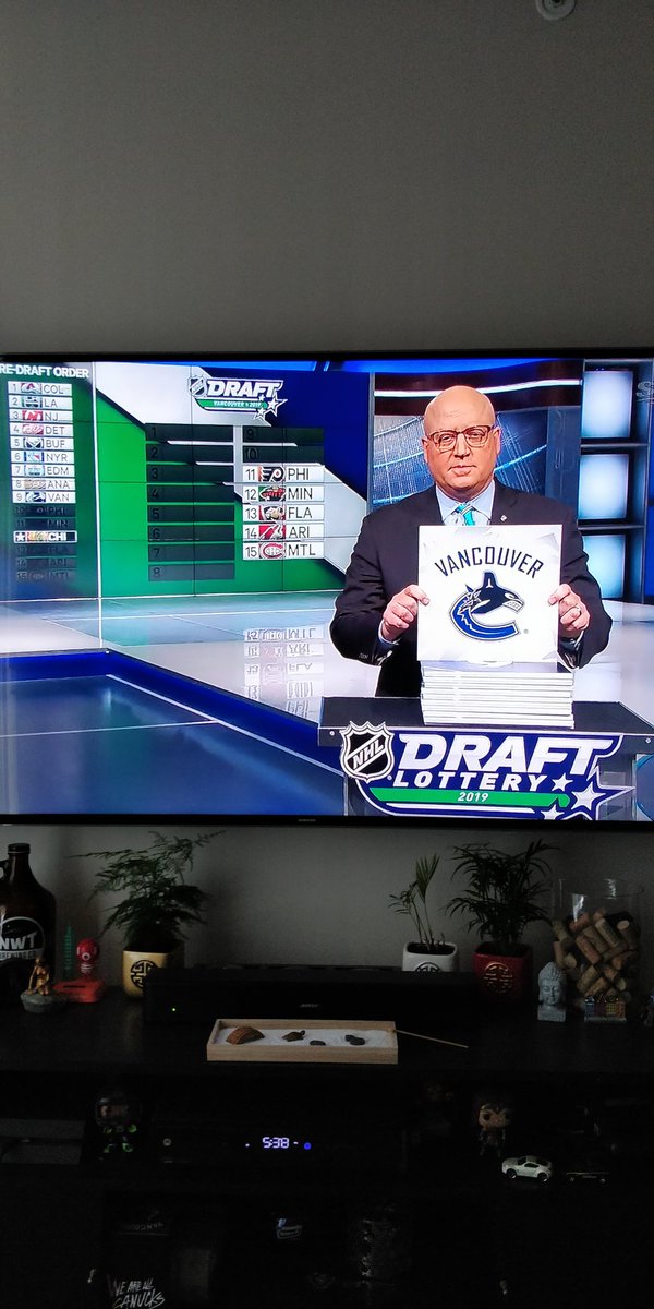 _BudBundy's tweet photo. I hate hockey.
#canucks #canuckluck #cursed #whydoibother #10thpick #NHLDraftLottery https://t.co/RKFdxzcybu