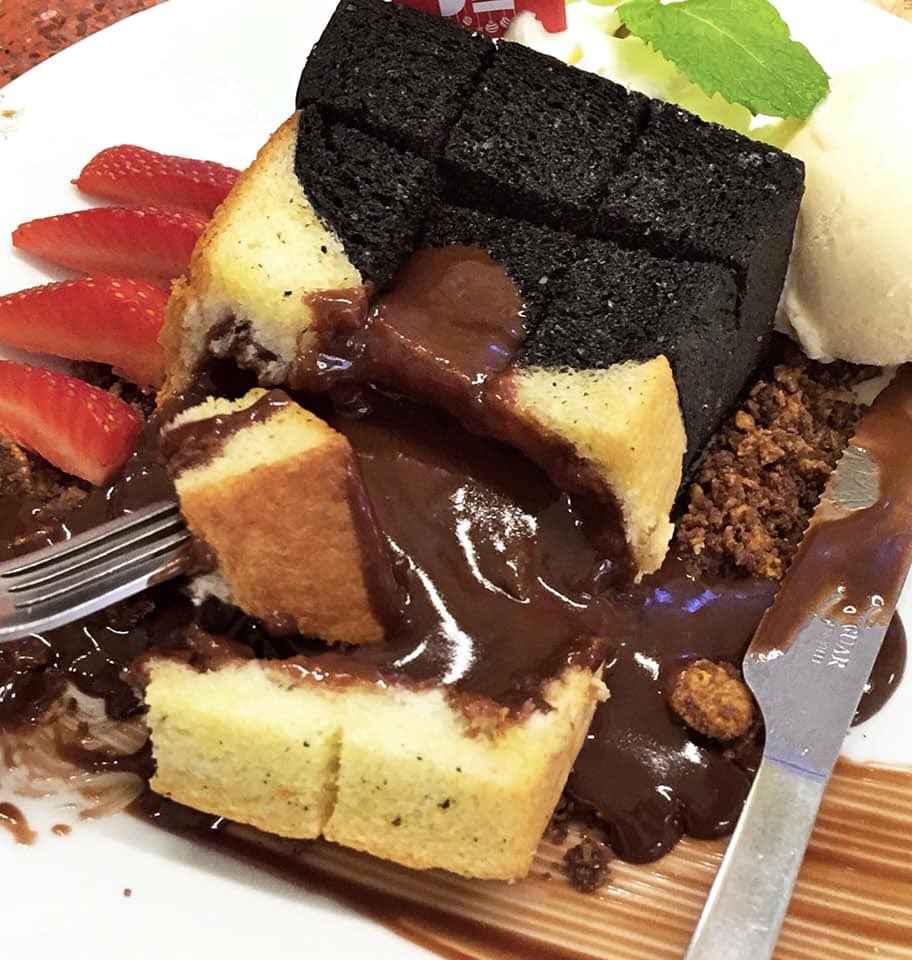 gupaimalaew's tweet photo. 📍ร้าน C.O.D.E cafe
วันนี้เราได้เเวะมาทานเมนู Nutella Lava toast (~185 บาท) ขนมปังทูโทนอบร้อนๆ กรอบนอกนุ่มใน เเถมสอดไส้นูเทลล่าเเบบเเน่นๆ ยิ่งได้ทานคู่กับไอศกรีมวนิลลาเเล้วนั้น ถือว่าฟินนนอร่อยมากๆเลย😊
#gupaimalaew #codecafe #dessert #รีวิวขนม #centralworld #อร่อยไปแดก https://t.co/CmOzca1wln