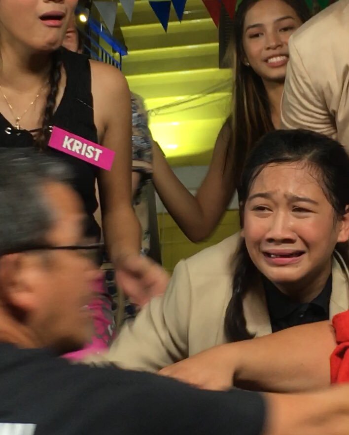 PBB8TeenBatch1's tweet photo. Yung mga nasa labas ng BnK sa araw na to lang ang nakaka-alam kung ano ang nangyari sa pic na to. Cto haha https://t.co/xD4qRF8uld