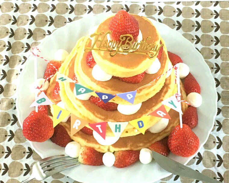 森永製菓 No Twitter Happy Birthday To You ホットケーキでつくる誕生日ケーキ ホットケーキ を重ねて フルーツやクリームをデコレーションするだけ ピックやフラッグを立てても可愛いですよね ぜひ平成最後の 令和最初のお誕生日は 誕生日ホットケーキ