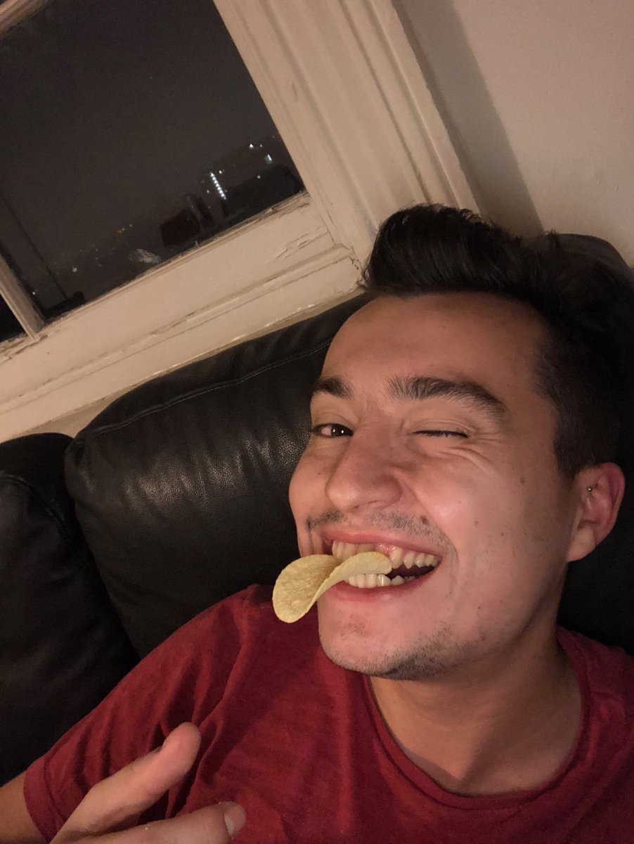 jonnasMD's tweet image. From London to the world #PringlesTakeABite sour cream and chive for me tonight