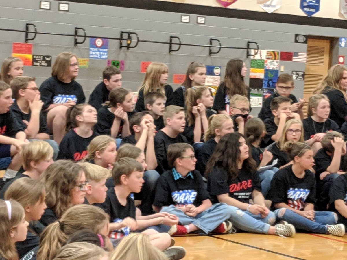 Eyebrows_Earl's tweet photo. Sapphire Team celebrating DARE graduation @WISWillard https://t.co/CkdVCSZhQm