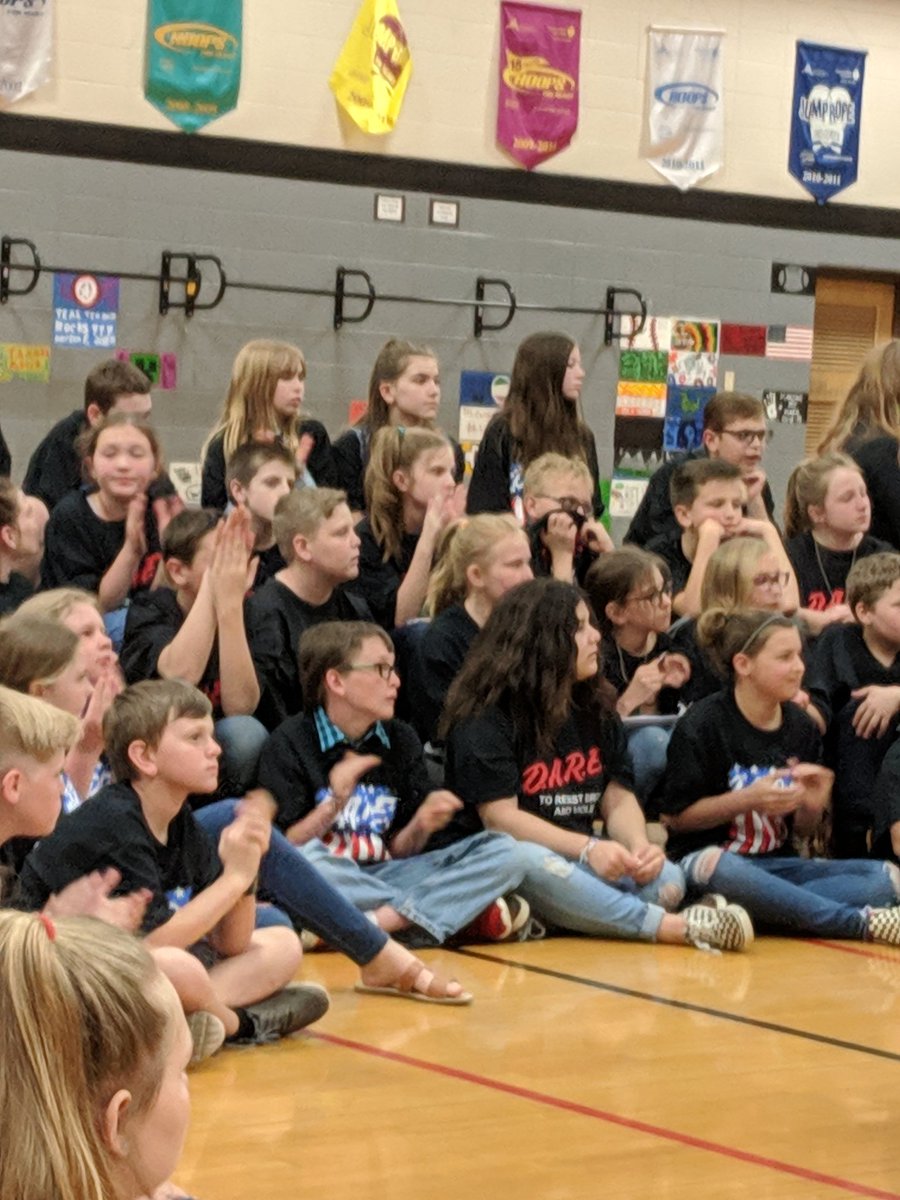 Eyebrows_Earl's tweet photo. Sapphire Team celebrating DARE graduation @WISWillard https://t.co/CkdVCSZhQm