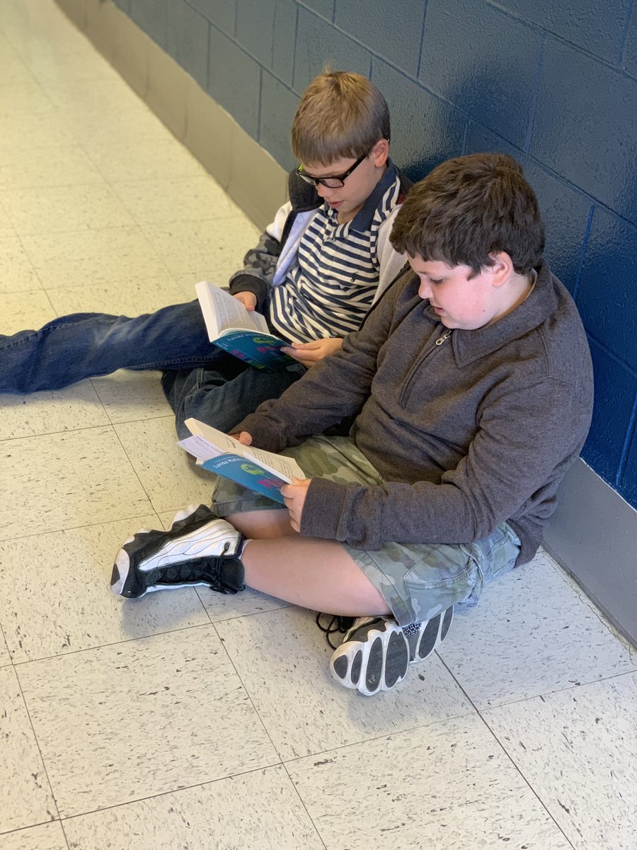 KelseyBerryman1's tweet photo. Online community read alouds, partner reads, student fluency tracking on @Screencastify—#Npossible! S/O to @michellesimps0n and @CoxsCreekElem for designing a reading experience that my superheroes will never forget! #onebookoneschool #fishinatree #NCnov8 #bulldogsPRIDE https://t.co/onw3xK1zI2