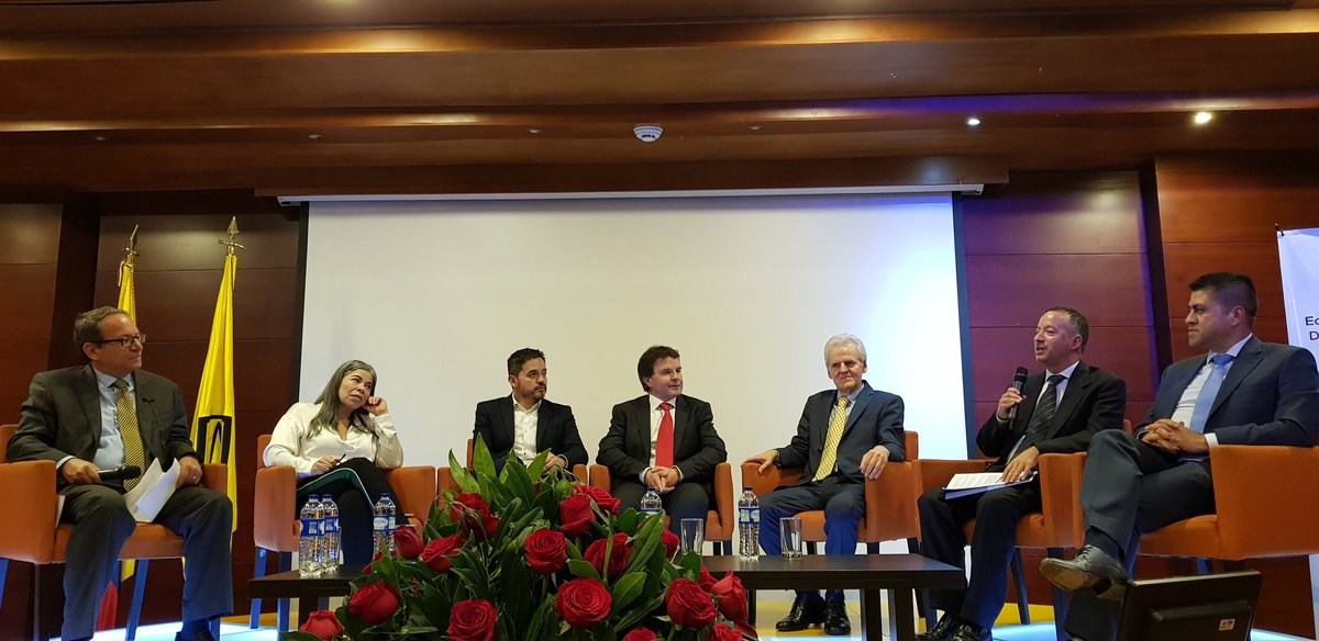 Jenn_pineda's tweet photo. Desde @Col_Productiva acompañamos jornada "La era de la #TransformaciónDigital del Valle del Cauca". Nos reunimos con empresas, participamos en el conversatorio, y compartimos nuestra visión y compromiso hacia una #EconomíaDigital. Gracias por la invitación  @Uniandinos @GobValle https://t.co/9uR0mKcwvj