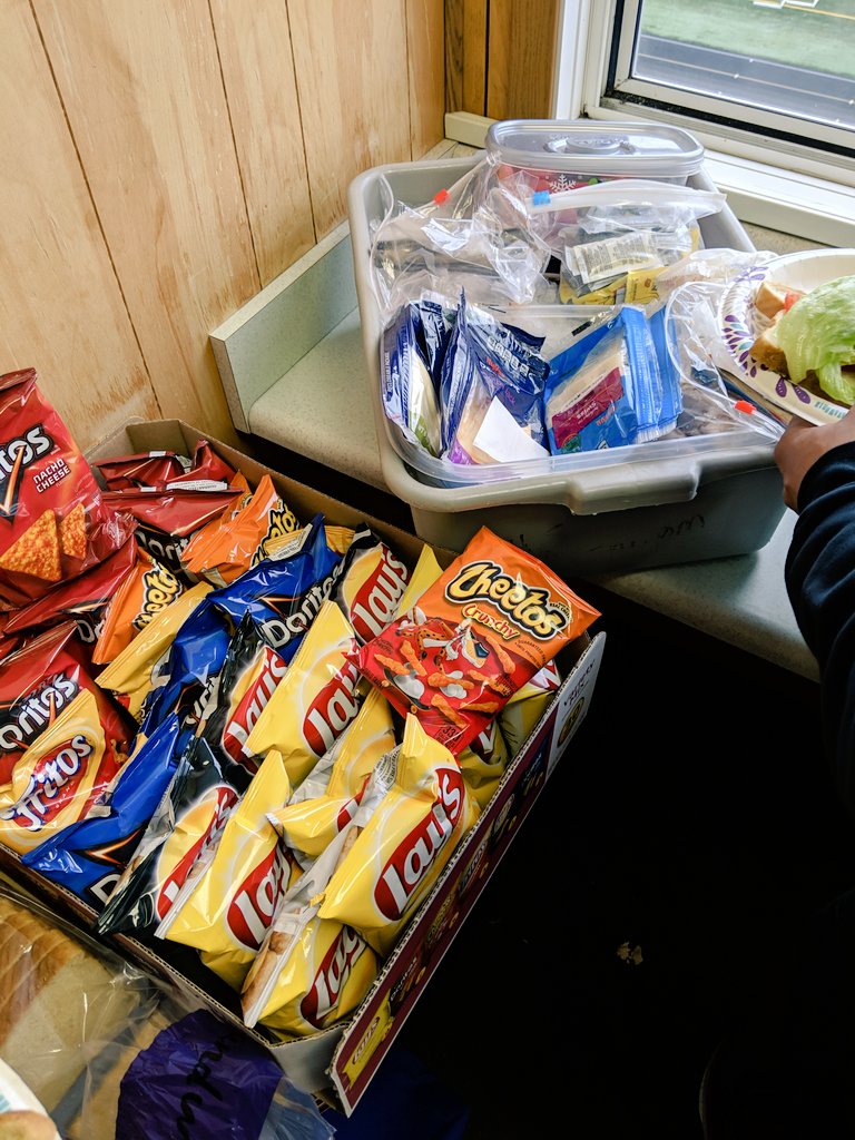 TyMeade's tweet image. Concession Stand Review: Prairie

A nice selection, including tenderloin, chicken, burgers, &amp;amp; walking tacos. I went with the Mac &amp;amp; Cheese which was warm and very tasty.

They had sandwiches, chips, and cookies for coaches, which also hit the spot.

Overall Grade: 7.3/10