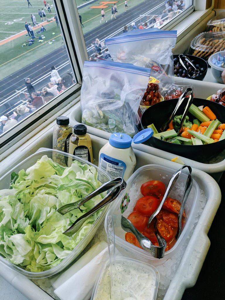 TyMeade's tweet image. Concession Stand Review: Prairie

A nice selection, including tenderloin, chicken, burgers, &amp;amp; walking tacos. I went with the Mac &amp;amp; Cheese which was warm and very tasty.

They had sandwiches, chips, and cookies for coaches, which also hit the spot.

Overall Grade: 7.3/10