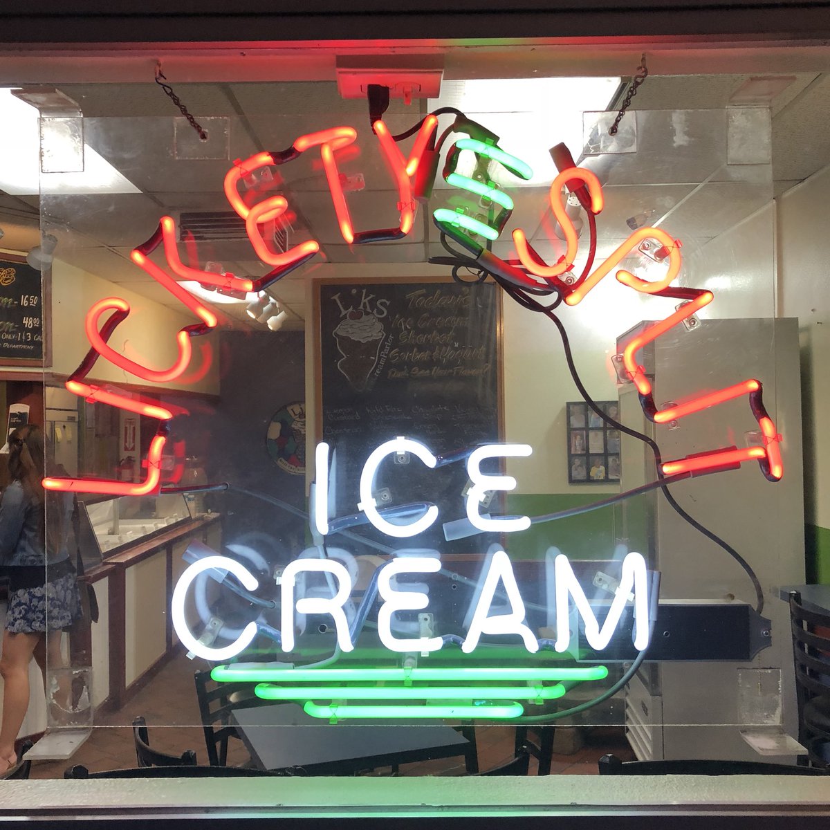 BrendansWeather's tweet photo. Nearing 8pm with a current temp in #Denver of 70 degrees F. Blizzard Warning goes into effect at noon tomorrow. Out for some ice cream in shorts tonight! #blizzardprep #cowx https://t.co/bCdRE2PjGd