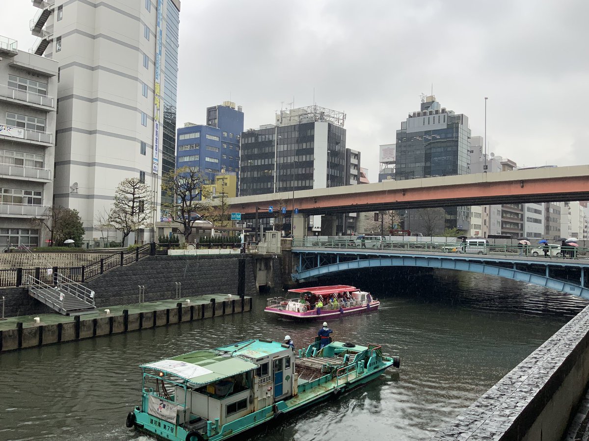 deviocafe's tweet photo. あいにくの雨模様で気温も一気に寒くなってますね。そんな寒い中ちょっとあったかくなるお知らせです。本日限定の雨の日50%オフクーポンを配布しております!本日アプリをインストールした人にも付与されます。ぜひぜひ温まりにお越しください! #devcafe https://t.co/rJjVT0Ukks