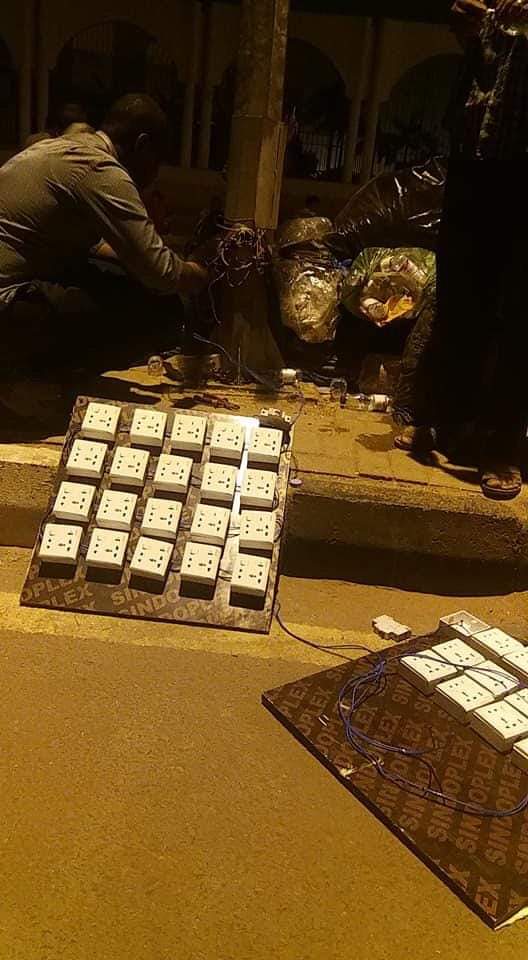 mechuofk's tweet photo. الثوار الكهربجية عملو لينا كوببسات شحن من عمود الكهربا مباشرة..

#اعتصام_القياده_العامه https://t.co/E6eDDS9hWB