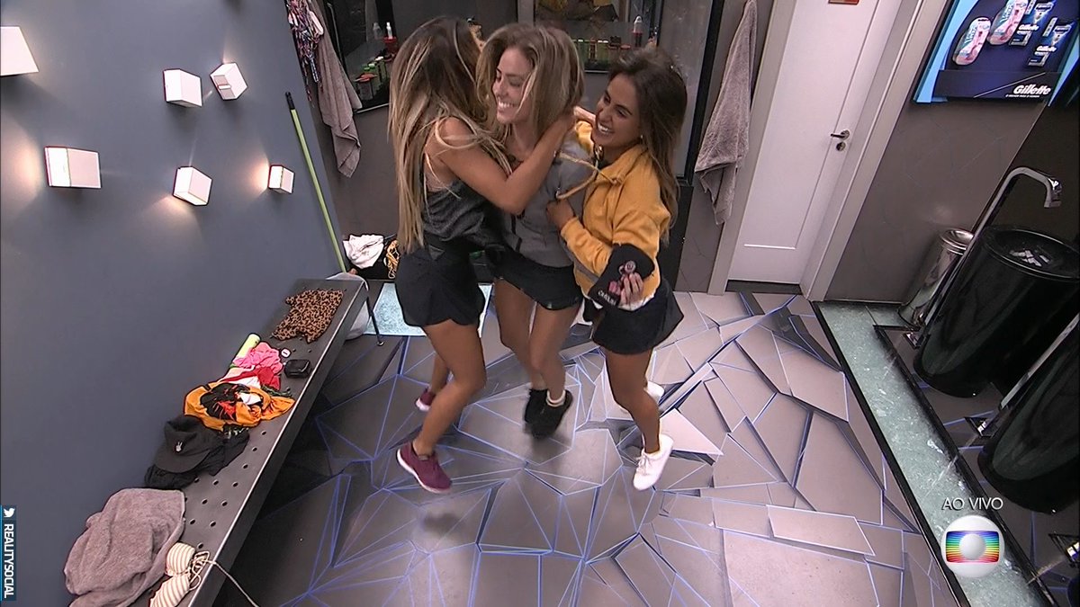 AlaraFinans's tweet photo. Barbies comemorando porque achavam que iam pra final juntas

Depois as Barbies tombadas porque o Alan barrou a final dos sonhos.

Essa é a melhor sequência de fotos que você verá hoje #BBB19 https://t.co/0Uigk8mxOZ