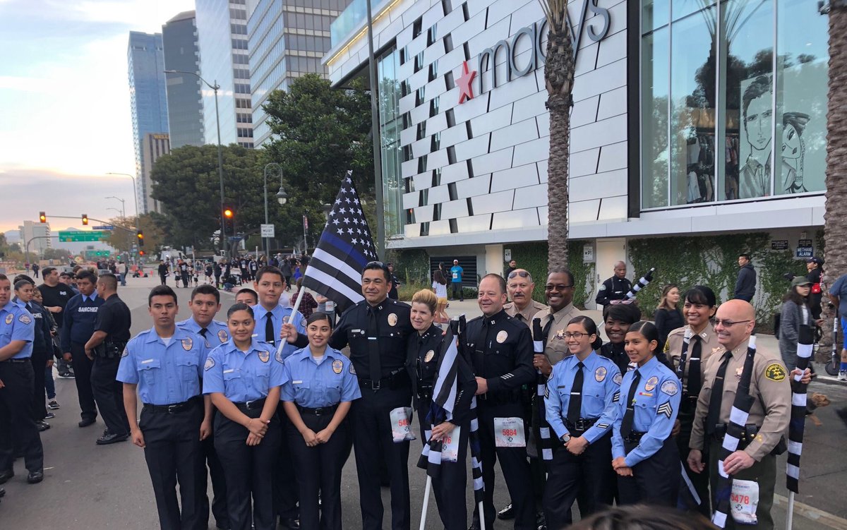 LAPDMission's tweet photo. Mission Area cadets honoring our fallen at 2019 @RunToRememberLA ft @LAPDHQ and @LASDHQ Command staff. 🇺🇸🙏🏻👮🏻‍♂️  @CaptainCortez1 @LabradaAl @LAPDGirmala @LAPDKrisPitcher @LAPDOVB https://t.co/skTLhush35