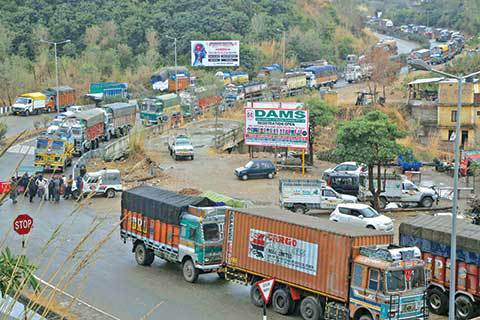 GreaterKashmir's tweet photo. #Highwayban: 12,000 commercial vehicles to stay grounded on a restriction day

https://t.co/VecRAQNOEc https://t.co/Yo3M61Njx7