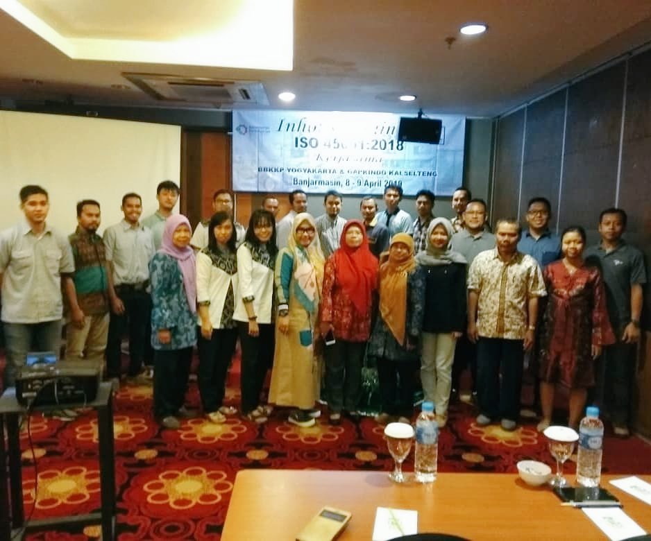 BbkkpKemenperin's tweet photo. Pelatihan SMK3 ISO 45001:2018 (8-9 April 2019) di Hotel Nasa Banjarmasin, kerja sama BBKKP &amp; Gapkindo Cabang Kalselteng.

#kemenperin #kemenperin_ri #bbkkp #pelatihan #iso #iso_45001 #smk3 #gapkindo #kalselteng https://t.co/XSkoYtPgNR