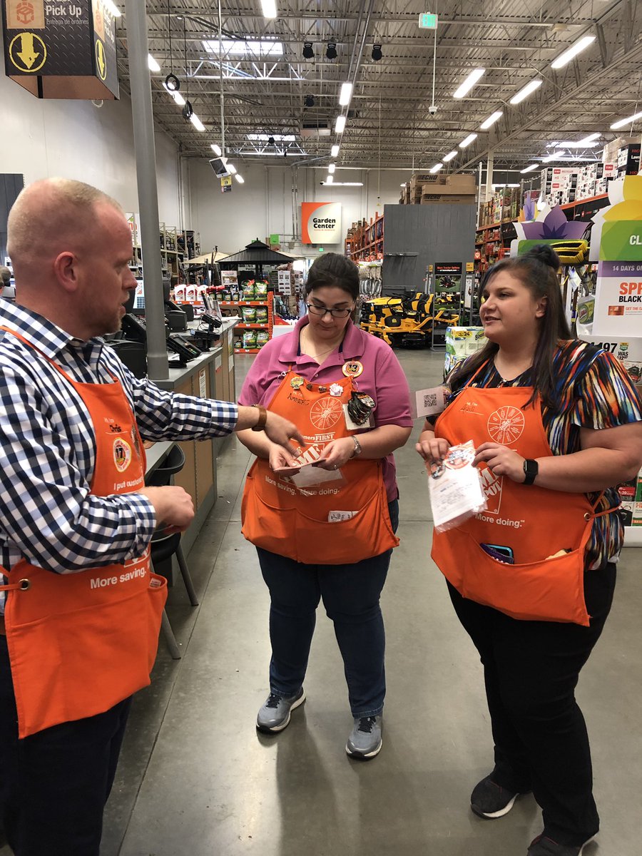 misshd03's tweet image. What a great day with Team Hall! Awesome job to Amber, Ashli and Natina @RyanHallTHD804 #drivingservice #drivingPRO @Megan_Watson55 @Steve1769FtO @cokeski @ChrisBergHD @MelissaKTHD