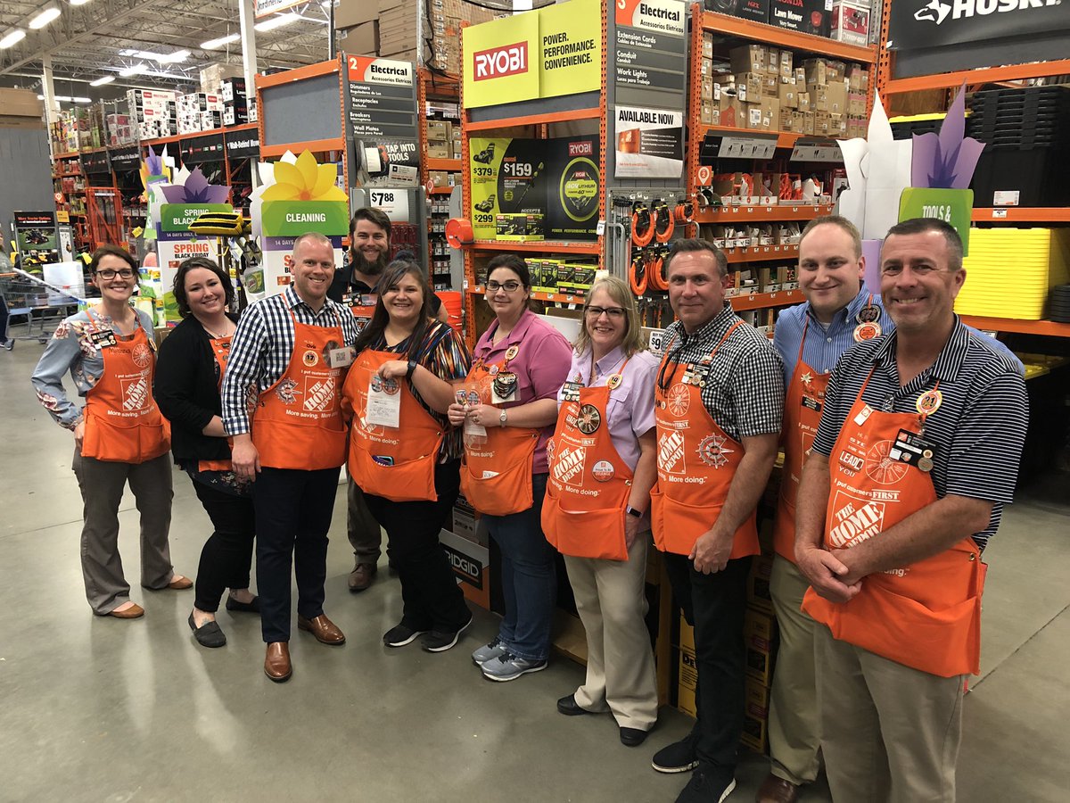 misshd03's tweet image. What a great day with Team Hall! Awesome job to Amber, Ashli and Natina @RyanHallTHD804 #drivingservice #drivingPRO @Megan_Watson55 @Steve1769FtO @cokeski @ChrisBergHD @MelissaKTHD