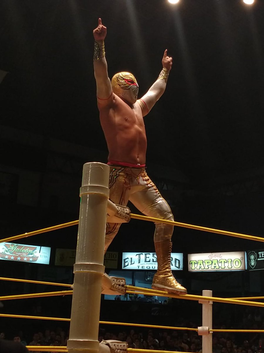 Arena_GDL's tweet photo. A pesar de que Cavernario inicio tomando el control, fue Carístico quien con La Mística gana está primera caída.

#MartesDeGlamourCMLL https://t.co/GqV8hhqVMc