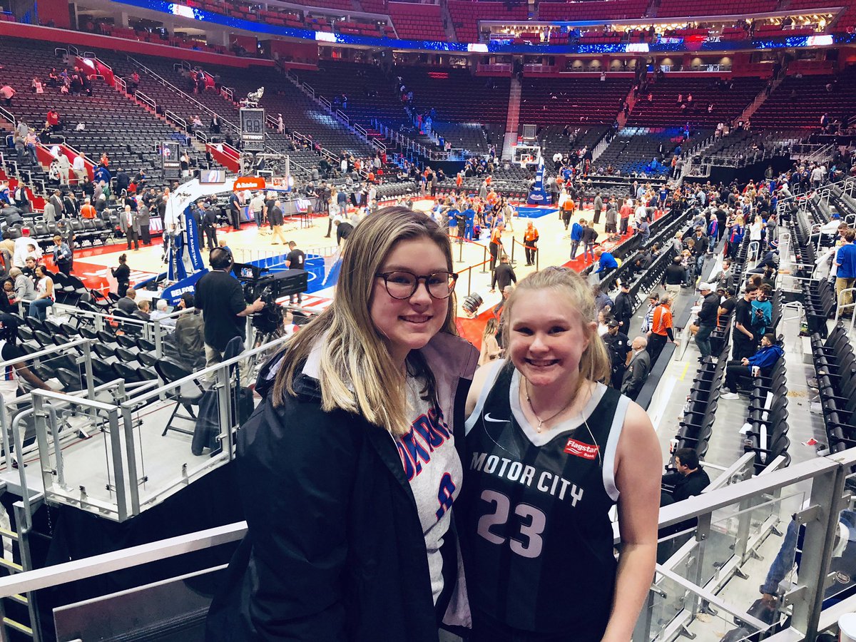 YeeClaire's tweet photo. let me tell ya. being in the same room as @blakegriffin23 and watching him play makes me literally cry so if i ever meet him... poor guy https://t.co/hZQp9j7hUw
