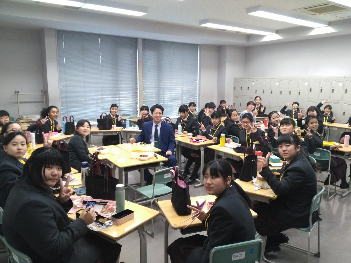 中村中学校 高等学校 בטוויטר 本日中学1年生は事前課題の確認テストです 勉強した成果は出せましたか 昼は先生も一緒に学年みんなで食べました なぜか先生達を囲んで食べました 笑 事前課題 昼食 みんなで 囲む 中村中学校 高等学校 בטוויטר 本日中学1年生は事前課題の確認テストです 勉強した成果は出せましたか 昼は先生も一緒に学年みんなで食べました なぜか先生達を囲んで食べました 笑 事前課題 昼食 みんなで 囲む