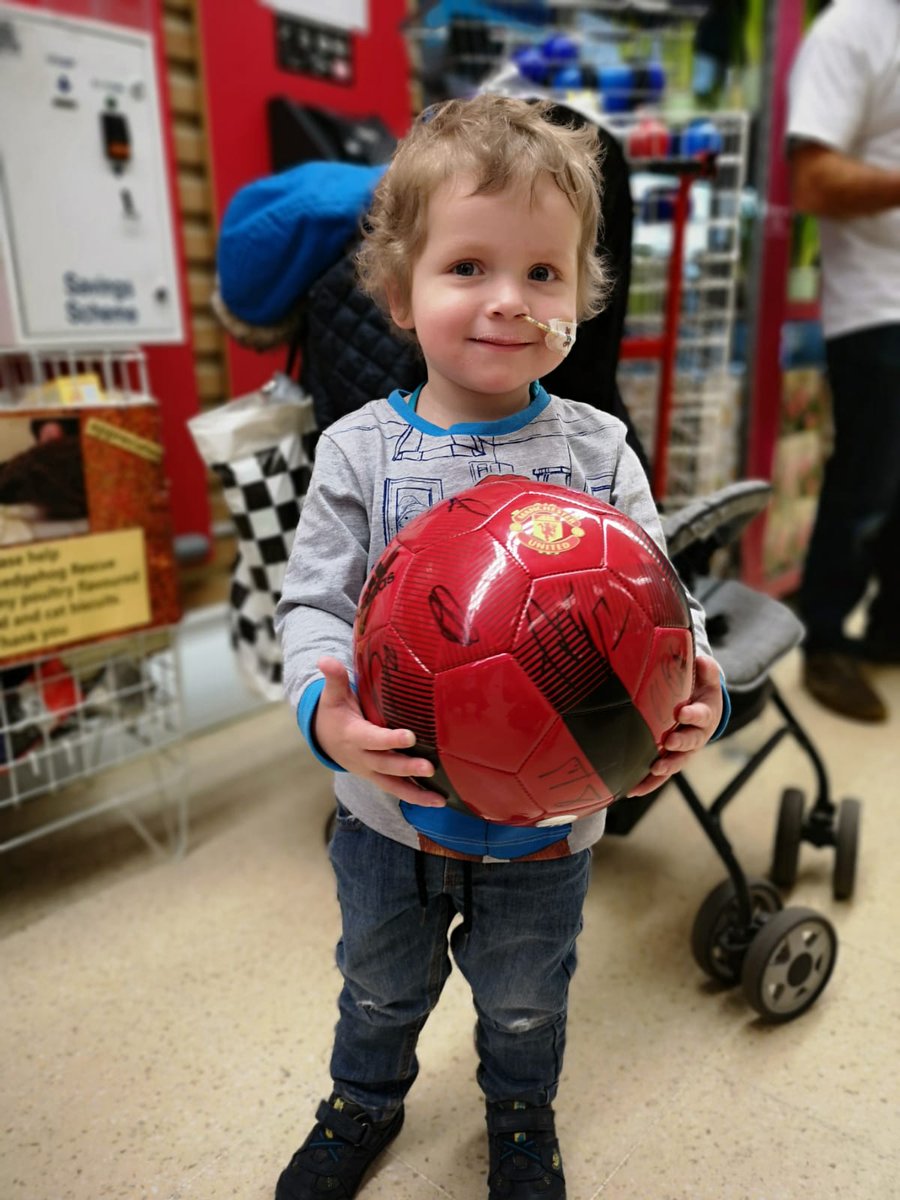 Big #ChampionsLeague night for <a href="/ManUtd/">Manchester United</a> Good luck lads 👍🏻 Here's Harry with the signed ball you &amp; the boys donated. It raised a fantastic £500 which will go to his treatment in the U.S. <a href="/MarcusRashford/">MR14</a> <a href="/youngy18/">Ashley Young</a> <a href="/ChrisSmalling/">Chris Smalling</a> <a href="/D_DeGea/">David de Gea</a> <a href="/paulpogba/">Paul Pogba</a> <a href="/AnthonyMartial/">Anthony Martial</a> #harrysheroes