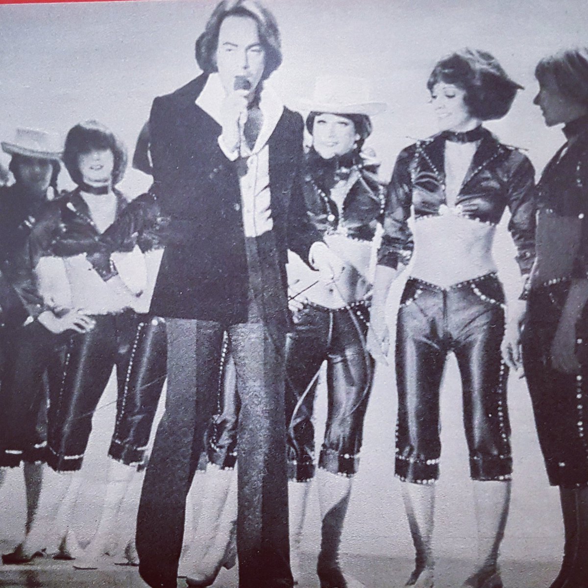 NDiamondFansDE's tweet photo. In spite of being sick with high fever, @neildiamond performed "Longfellow Serenade" for German #TVshow #starparade in 1974. Ballet dancers and everything... 💎🙃 #neildiamondsong #legend #neildiamondrocks https://t.co/w7HH5bOdoR