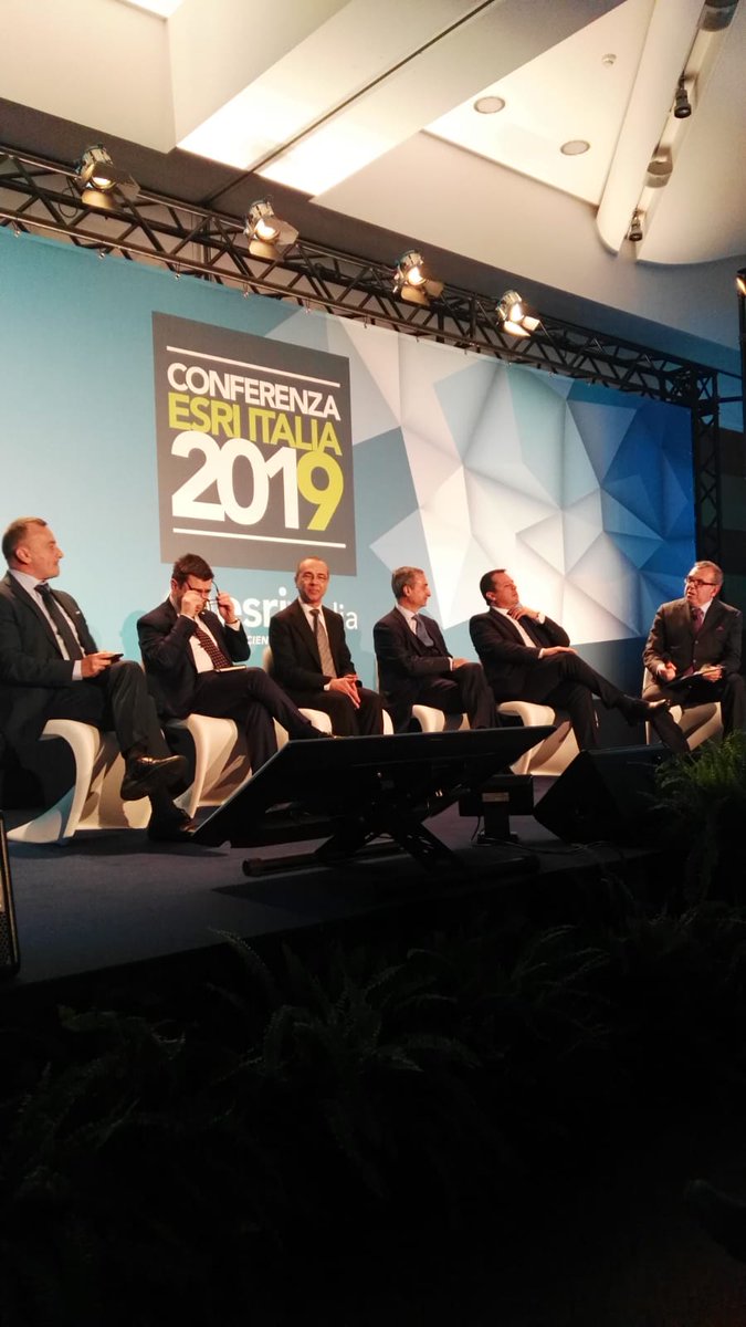 Esriitalia's tweet photo. Parte lo #StakeholderTalk #InnovazioneSud
Assieme a #EmilioMisuriello @carlaruocco1 #GuidoCianciulli #MassimoComparini #SalvatoreCinciotti #GjergjBuxhuku
#Conesri2019 #InnovazioneSud #TheScienceofWhere https://t.co/FoidQG3O1J