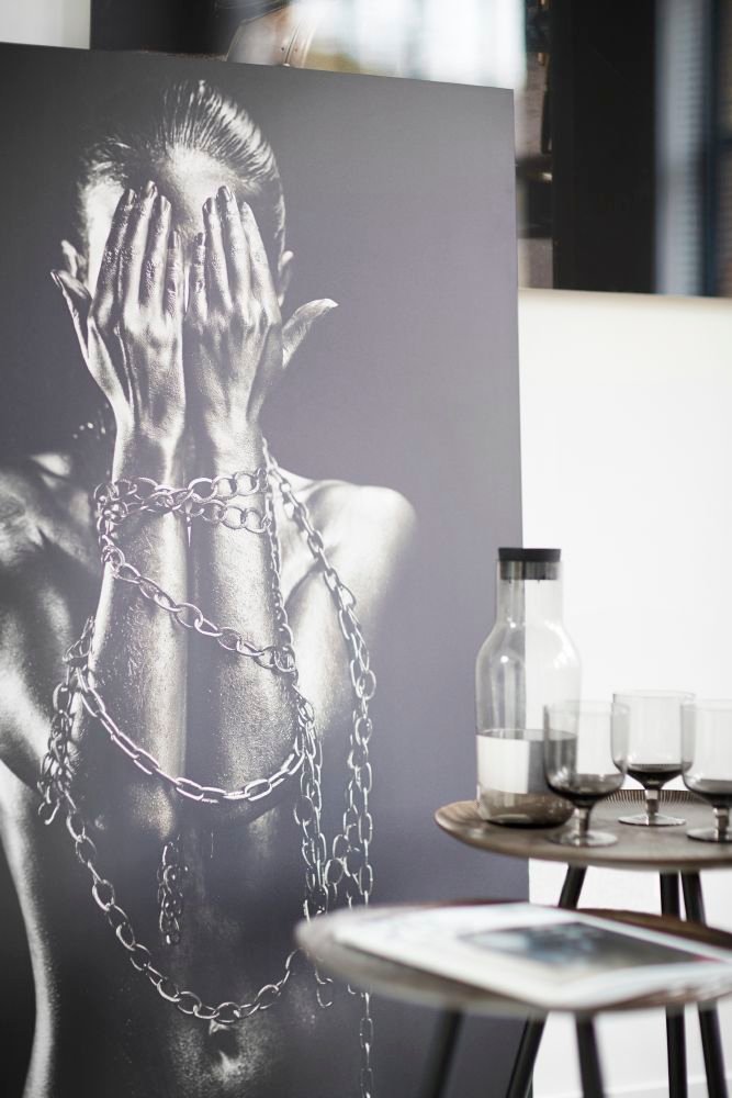 Combineer schatten uit verre landen zoals edelstenen of een schelpenkraag met accessoires van hier zoals mooie vazen. Mix je souvenirs met één grote vaas met een boeket of meerdere kleine vaasjes met een enkele bloem. in-house.nl