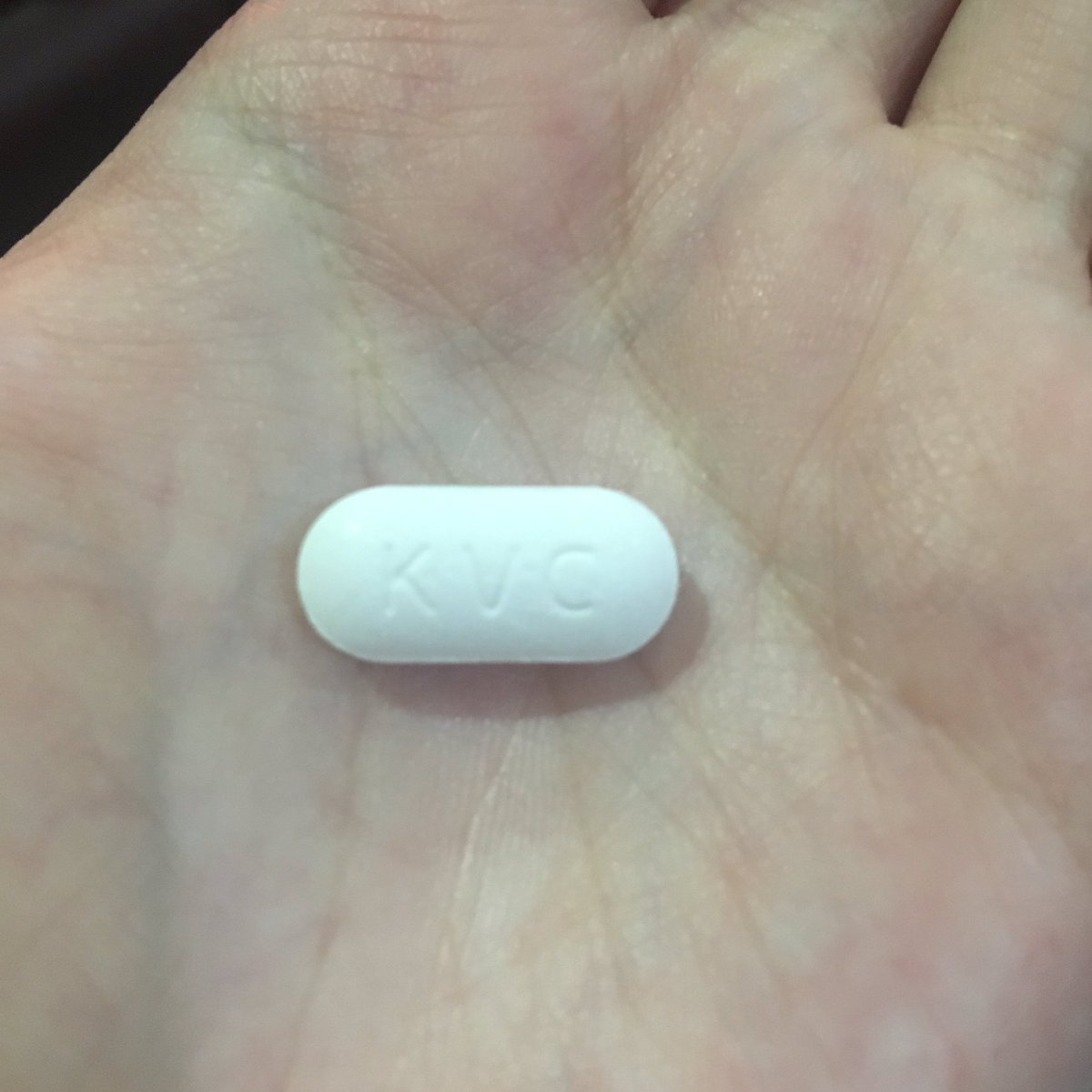 Chiuter's tweet photo. #ชิวเต้อรีวิวเอง
Vitamin C - EUNDAN 1000 mg

ได้ทดลองมา 3 แผง 30 เม็ด ตั้งแต่เกิดมายังไม่เคยกินอาหารเสริมเลย ตัวนี้ตัวแรก กินง่าย เปรี้ยวๆ อร่อย ไม่ขมเลย
หลังจากกินมาสองแผง ที่เห็นชัดๆเลยคือ รอยดำจางลง 20% อันนี้สังเกตจากหลังนะ[1]
#ใช้จริงรีวิวจริง #ไว้รีวิวห้ามขายของโว้ยยย https://t.co/MpPb7nmP3f