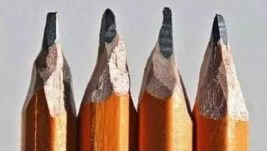 sister_magister's tweet image. A lezione ho dei compagni che digitalizzano in tempo reale i loro appunti scritti a mano con il #Moleskine #SmartWritingSet.
Io invece ho le matite temperate come mi ha insegnato mamma.