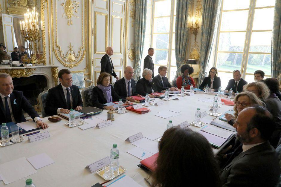 ParisMatch's tweet photo. Sondage Ifop : La popularité de Macron et de ses ministres chute https://t.co/TSVBWbovYr https://t.co/3nSTlffk45