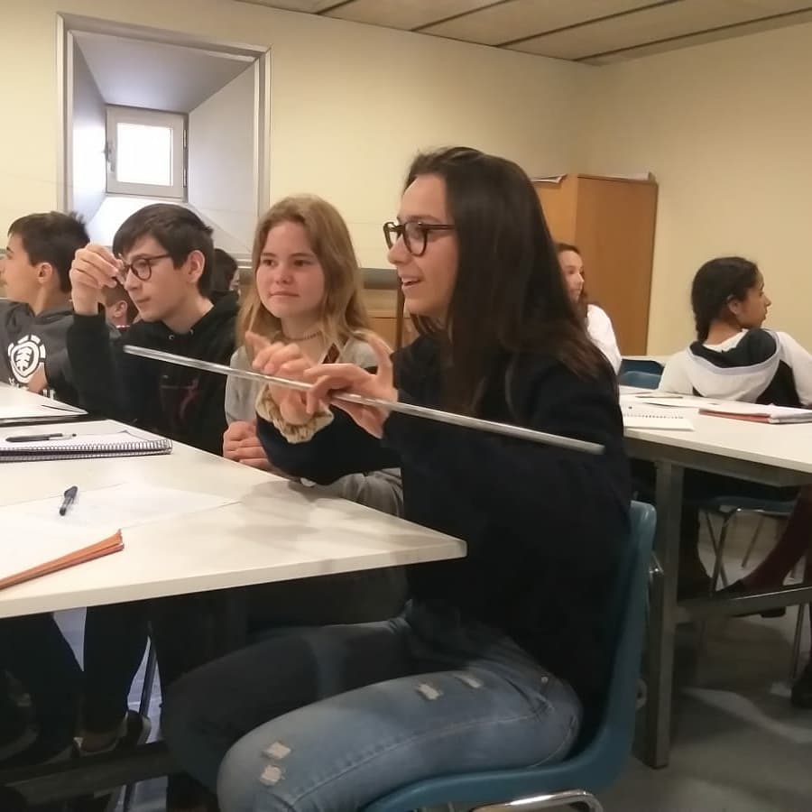 PadreDamianSSCC's tweet photo. L'energia ⚡🗜️ i el so 🔊, els protagonistes de la visita que #2nesopd ha fet al @mnactec, un museu que ha permès també viatjar al món tèxtil que l'impregna 🧶🧵#fisicaiquimica #tecnologia #ambitct #sortimdelaula https://t.co/3ChzLxaAip
