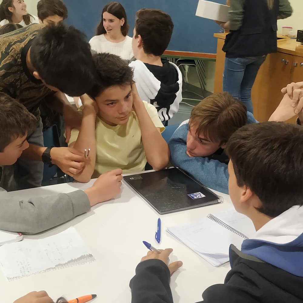 PadreDamianSSCC's tweet photo. L'energia ⚡🗜️ i el so 🔊, els protagonistes de la visita que #2nesopd ha fet al @mnactec, un museu que ha permès també viatjar al món tèxtil que l'impregna 🧶🧵#fisicaiquimica #tecnologia #ambitct #sortimdelaula https://t.co/3ChzLxaAip