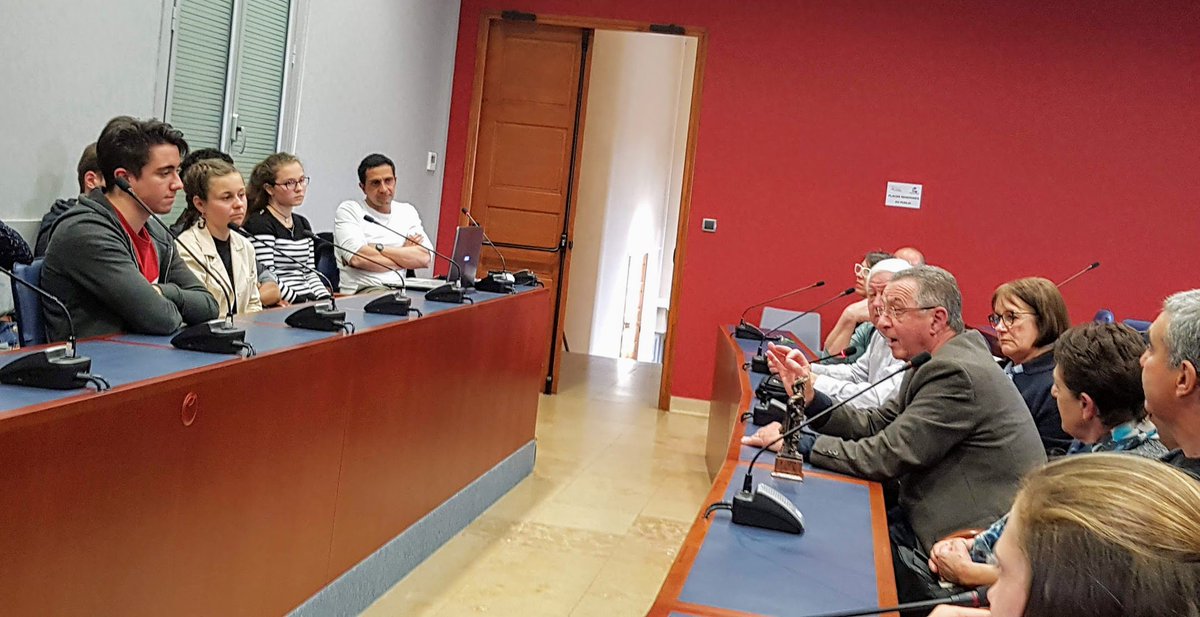 LpoA_Fournier32's tweet photo. Restitution par les élèves #AP1ère #JusteHumains des étapes et des enjeux du voyage en #Israël-#Palestine, le mardi 9 avril dans la salle du conseil de la #mairie de #Mirande. Partage de cette expérience et ses enseignements avec tous les #Partenaires qui nous ont soutenus. https://t.co/OmtgGw9njw