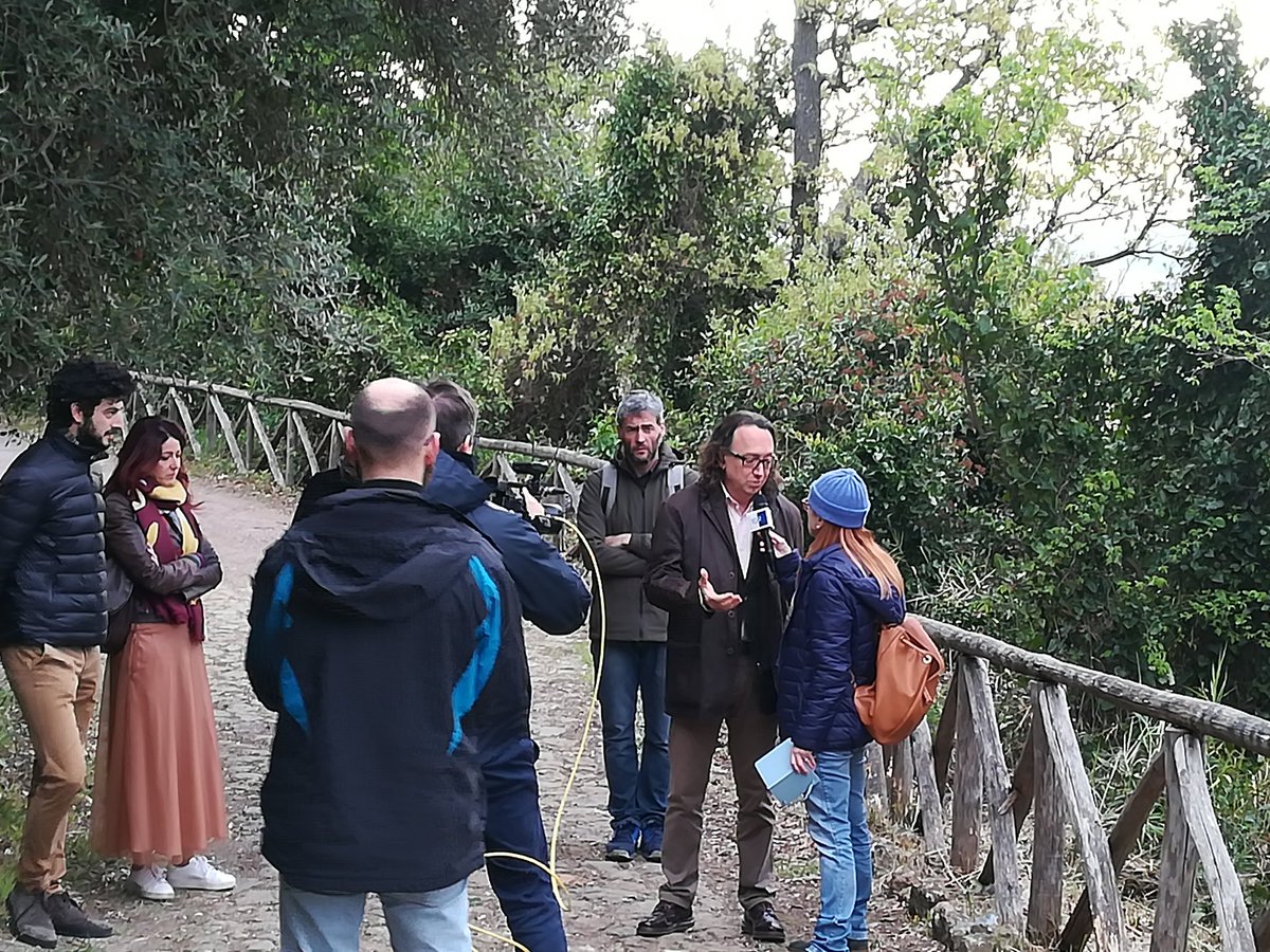 EnteRomaNatura's tweet photo. Ora in diretta @BGRLazio @TgrRaiLazio @paperaroxy l'intervento di #RomaNatura  @Mau_Gubbiotti una perizia del #patrimonioarboreo sulla via di accesso a #VillaMazzanti nella #RiservaMonteMario con
abbattimento e reimpianto di nuove essenze arboree e arbustive di tipo autoctono https://t.co/ftaQnFD2yT