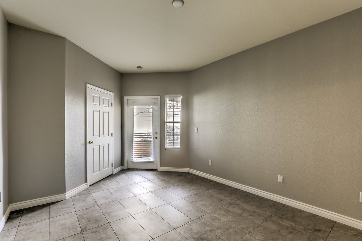 amrenrealty's tweet photo. Two bedroom Condo For Sale 🏡

2 beds - 2 baths -1,132 sqft

✅ Freshly painted and renovated with new tile thru out, new blinds!

Price $189,900

Contact Broker/Realtor Inna Mizrahi at ☎️ 702-812-6828

#americanrenaissancerealty #lasvegas #realestate #lasvegasrealestate https://t.co/AGwPYYOtGz