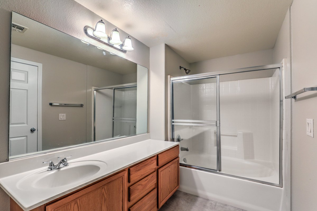 amrenrealty's tweet photo. Two bedroom Condo For Sale 🏡

2 beds - 2 baths -1,132 sqft

✅ Freshly painted and renovated with new tile thru out, new blinds!

Price $189,900

Contact Broker/Realtor Inna Mizrahi at ☎️ 702-812-6828

#americanrenaissancerealty #lasvegas #realestate #lasvegasrealestate https://t.co/AGwPYYOtGz