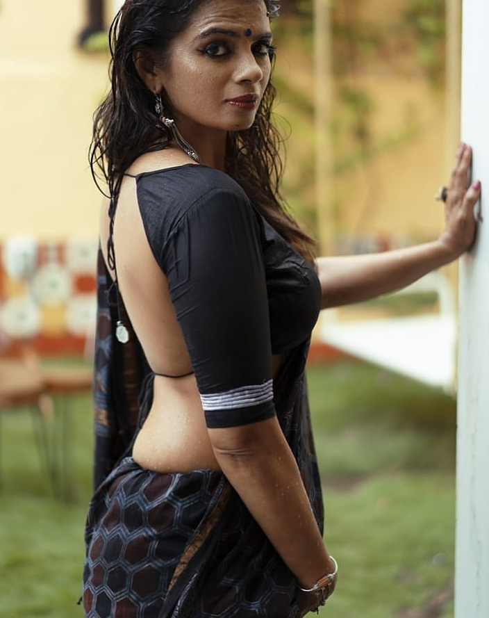 Rohit_swag's tweet photo. #Sareee #sareeswag #sareelove #Back #backless #blousesblanches #Blouse #HotBack #Sexyback #curvyback #tightback #woman #Hot #Lovely #HotFigure #figures #Black #BlackSaree #blackblouse https://t.co/Gz4vzTTYus