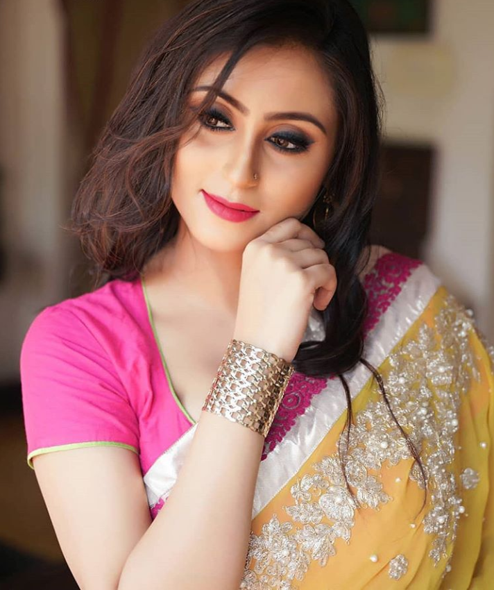Rohit_swag's tweet photo. #Saree #SareeSwag #SareeLove #YellowSaree #PinkBlouse #BlackBlouse  #Back #backless #blousesblanches #Blouse #HotBack #Sexyback #curvyback #tightback #woman #Hot #Lovely #HotFigure #figures https://t.co/nki4zw5aAs