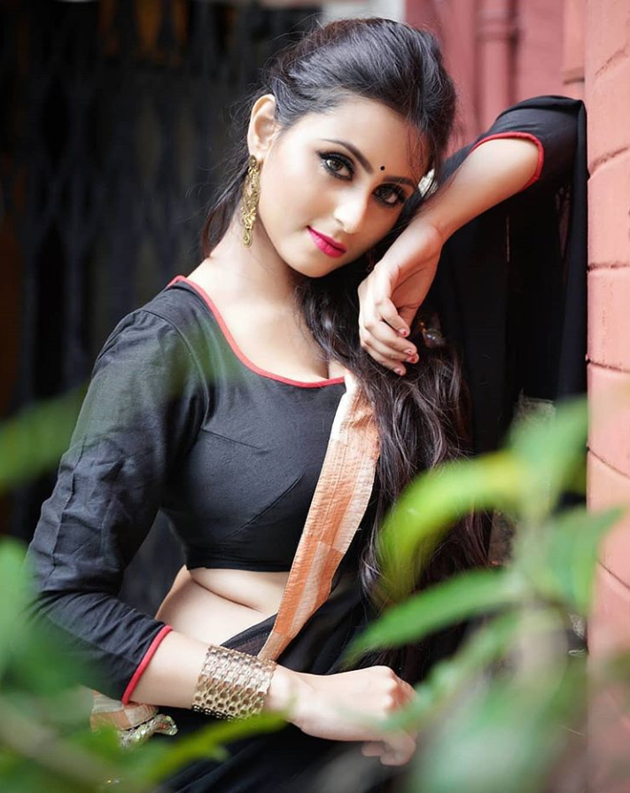 Rohit_swag's tweet photo. #Saree #SareeSwag #SareeLove #YellowSaree #PinkBlouse #BlackBlouse  #Back #backless #blousesblanches #Blouse #HotBack #Sexyback #curvyback #tightback #woman #Hot #Lovely #HotFigure #figures https://t.co/nki4zw5aAs