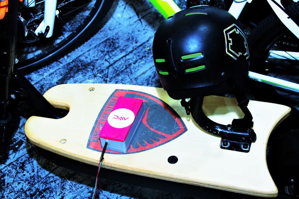 DAV_city's tweet photo. Imagine a world where every #ElectricVehicle can become instantly smart, shareable and monetizable ☄️ Well, this is exactly what we're doing here at DAV. Soon, this prototype #IoT unit will enable you to connect your e-scooter fleet to our platform and manage your own business! https://t.co/UyObrJr6qM