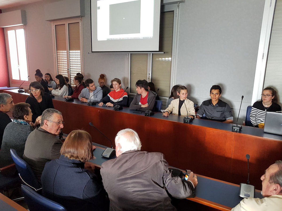 LpoA_Fournier32's tweet photo. Passionnants échanges, émotions partagées.Les élèves de l'#AP1ère #JusteHumains du @LpoA_Fournier32 nous ont narré: impressions, ressenti, choses vues, fortes rencontres, découverte de l'autre, lieux de mémoire. Maturité, analyse, mesure. Magnifiques jeunes humains ! #Admiration https://t.co/MppzgLQSiA