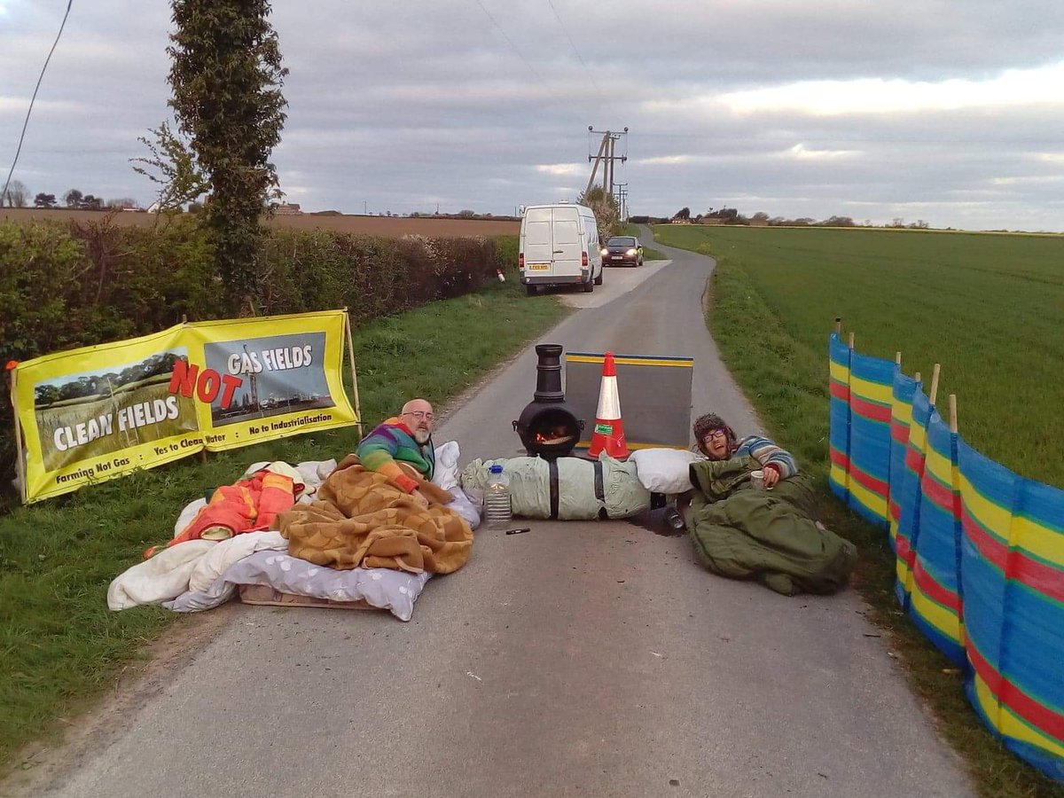 Protectors arrived at #westnewton to stop #rathlin #cleanfieldsnotgasfields #wesaidno #acidisation #bannedinflorida "17 tonnes of hydrochloric acid 3000+ tonnes of flared gas in the air is an unacceptable risk to the community" said one local. #lockon
