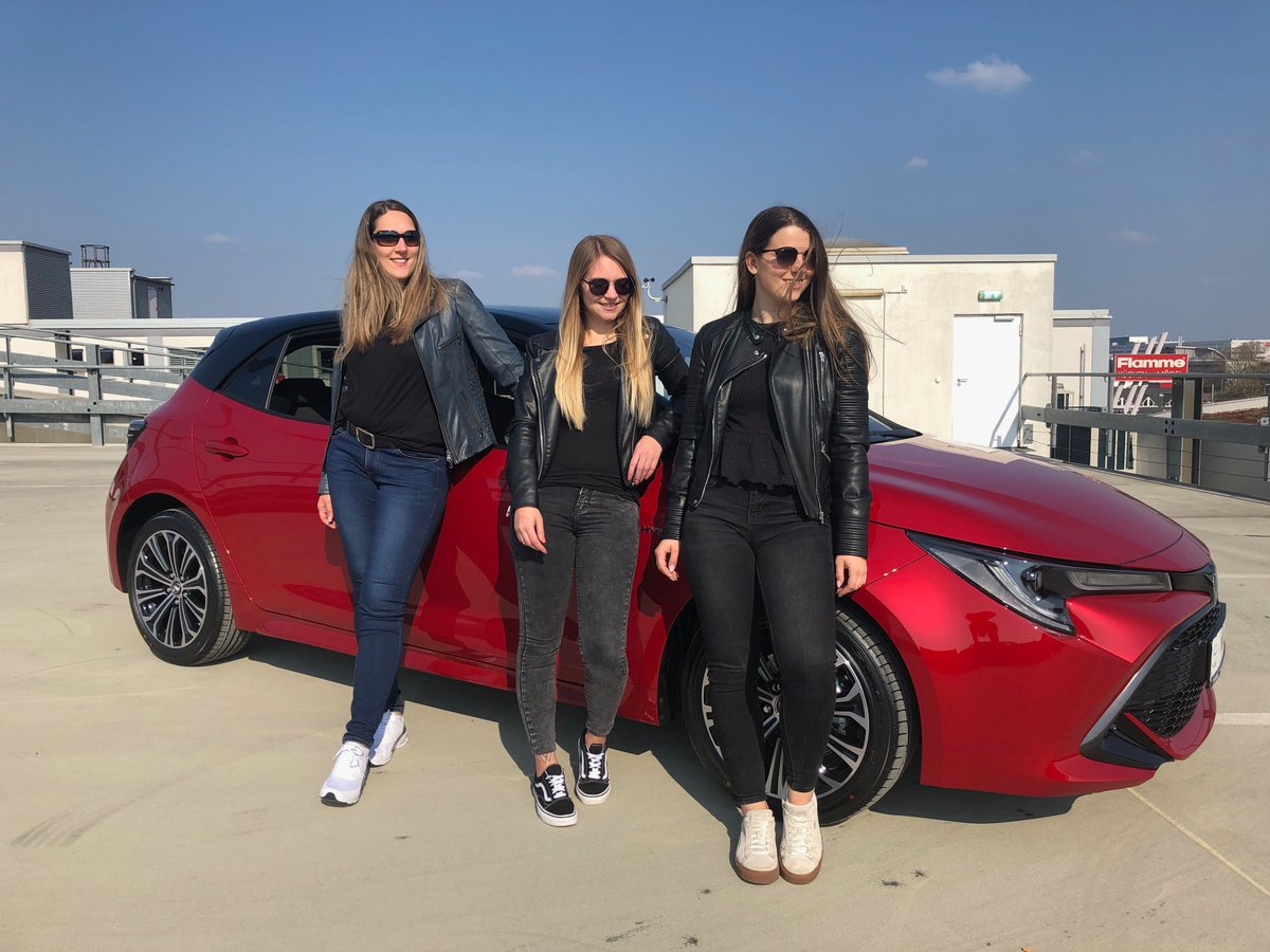 AutohausNIX's tweet photo. Die Legende ist zurück ♥️ Der neue Toyota Corolla Hybrid 2019 (Verbrauch kombiniert 3,9-3,3l, CO2-Emissionen kombiniert 89-76 g/km). 🤩 #autonix #corolla #toyota #toyotacorolla #dielegendeistzurück #toyotacorollahybrid #hybrid #2019 #corolla2019 #oldvsnew #backtothe2010s https://t.co/atf5yD3S2a