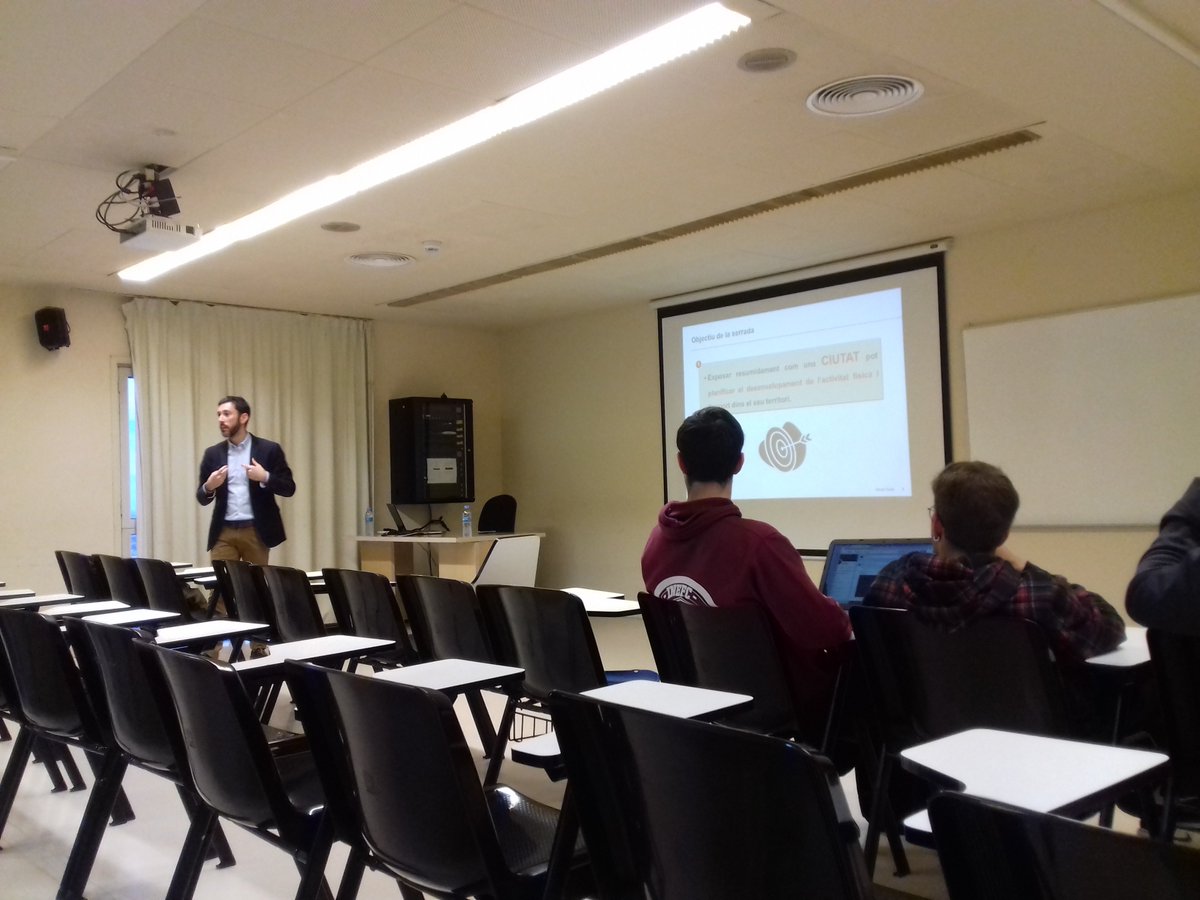 A11Tetrix's tweet photo. Avui comptem amb la presència d'Oscar Duran, ex-alumne de la casa, que ens explica com una ciutat 🏫 pot planificar el desenvolupament de l'activitat física i l'esport dins el seu territori.
#2019TopProgram https://t.co/ZHoVfIWFI4