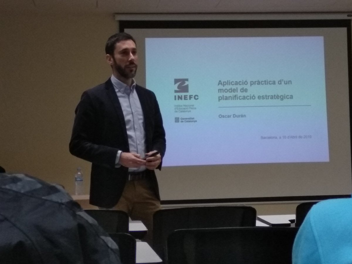 Prograan1's tweet photo. Comencem el dia amb Oscar Durán.  Exposant resumidament com una ciutat pot planificar el desenvolupament de l'activitat física i l'esport dins el seu territori. #2019TopProgram https://t.co/um6xm4ukH6
