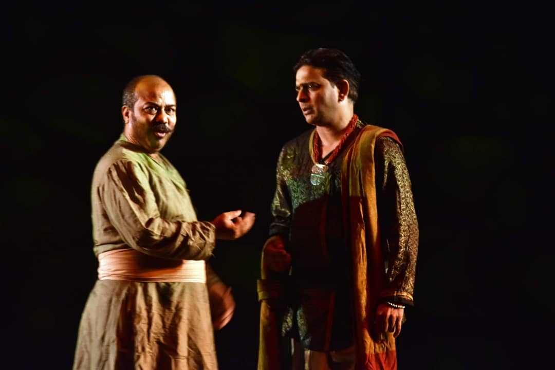 JKK_Jaipur's tweet image. ‘Nirant…’ concluded with a theatrical play – ‘Aur Tamasha Na Hua’ by Bhanu Bharti. The play opens with a theatre group rehearsing the play ‘Muktdhara’ to commemorate Tagore's 150th anniversary. 
.
.
#JKK #JawaharKalaKendra #folkperformance #theatre #play #jaipur #traveling