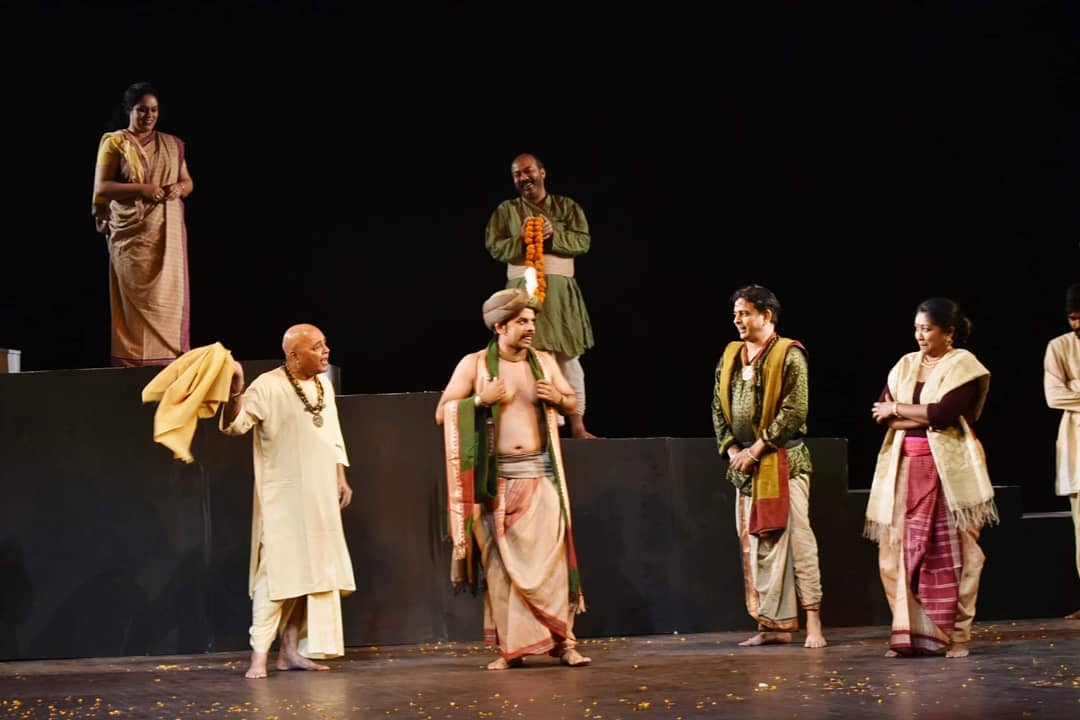 JKK_Jaipur's tweet image. ‘Nirant…’ concluded with a theatrical play – ‘Aur Tamasha Na Hua’ by Bhanu Bharti. The play opens with a theatre group rehearsing the play ‘Muktdhara’ to commemorate Tagore's 150th anniversary. 
.
.
#JKK #JawaharKalaKendra #folkperformance #theatre #play #jaipur #traveling