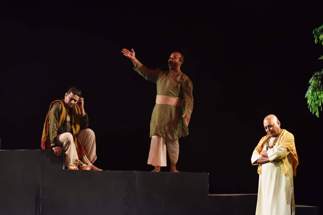 JKK_Jaipur's tweet image. ‘Nirant…’ concluded with a theatrical play – ‘Aur Tamasha Na Hua’ by Bhanu Bharti. The play opens with a theatre group rehearsing the play ‘Muktdhara’ to commemorate Tagore's 150th anniversary. 
.
.
#JKK #JawaharKalaKendra #folkperformance #theatre #play #jaipur #traveling