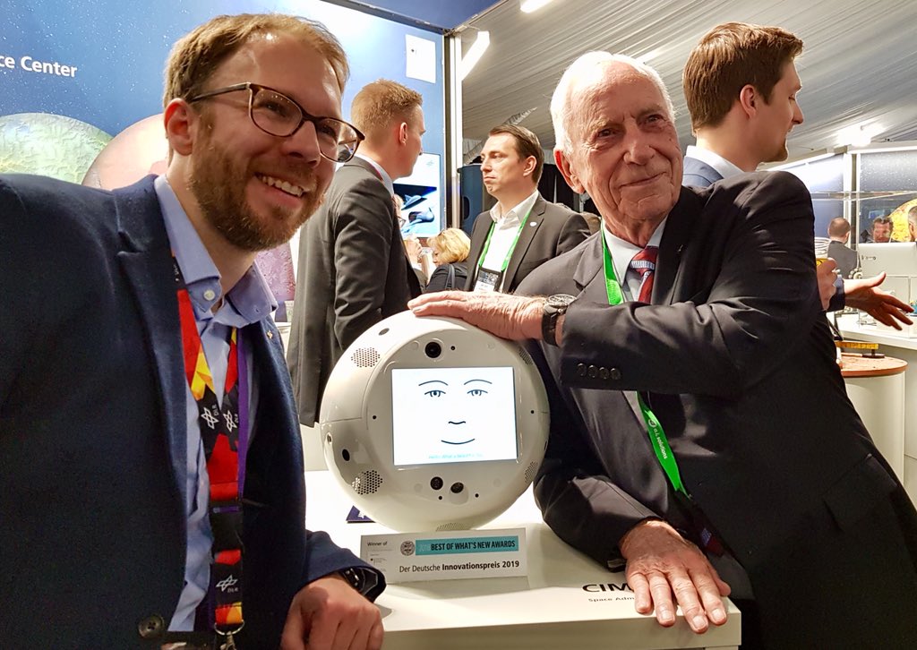 Astronaut 👨🚀 meets Astronaut 🤖: #Cimon with Al Worden, Apollo 15 pilot of the command module at #SpaceSymposisum.
Such an honor for our astronaut assistant 🙏.
Left: Christian Karasch, Cimon Programme Manager from our customer @DLR_de.
